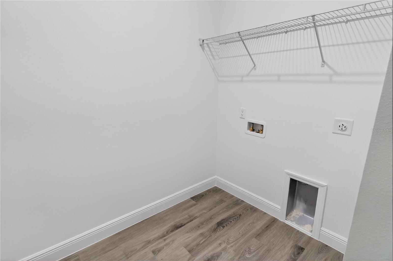 Listing photo id 15 for 3272 Fairbank Drive