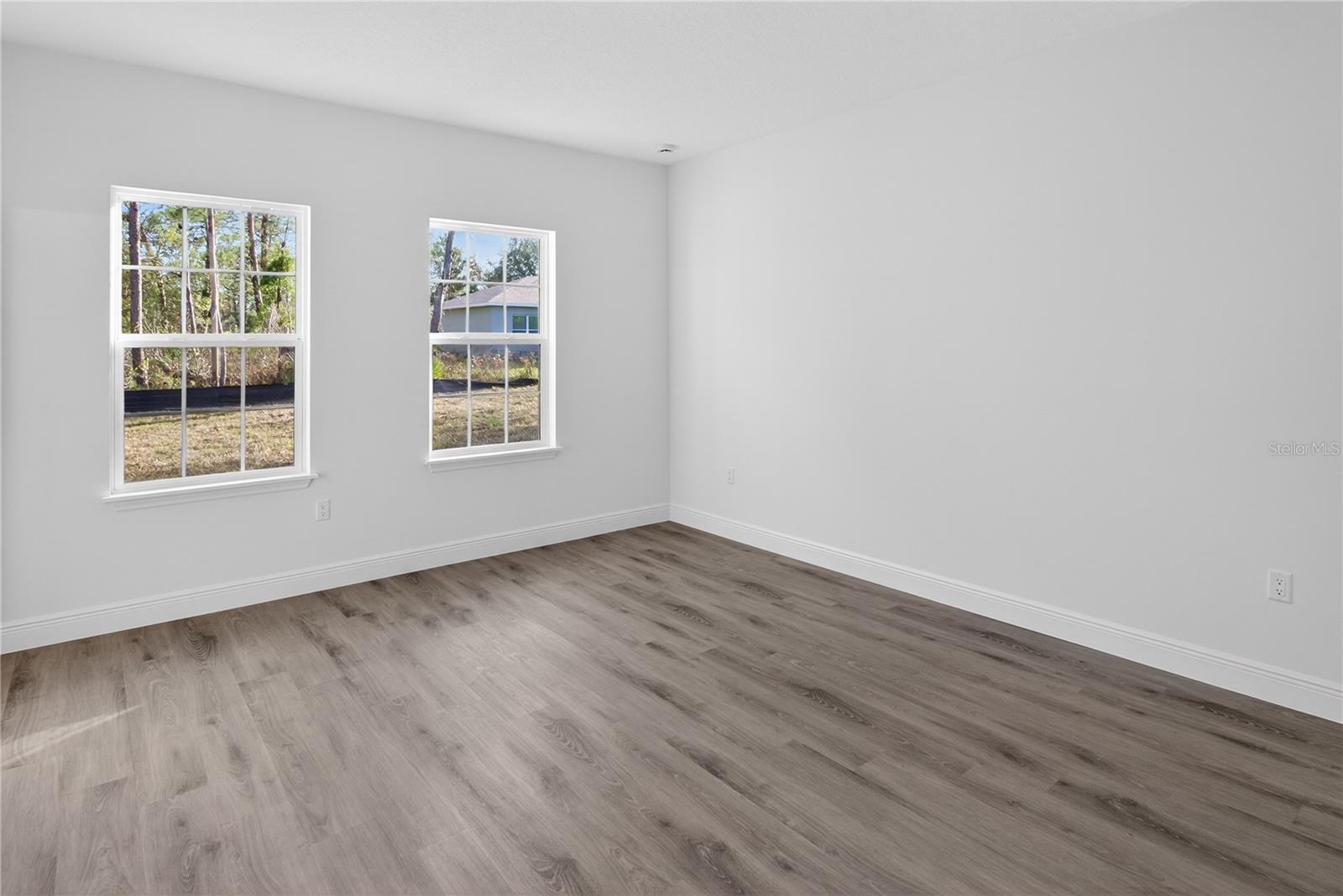 Listing photo id 16 for 3272 Fairbank Drive