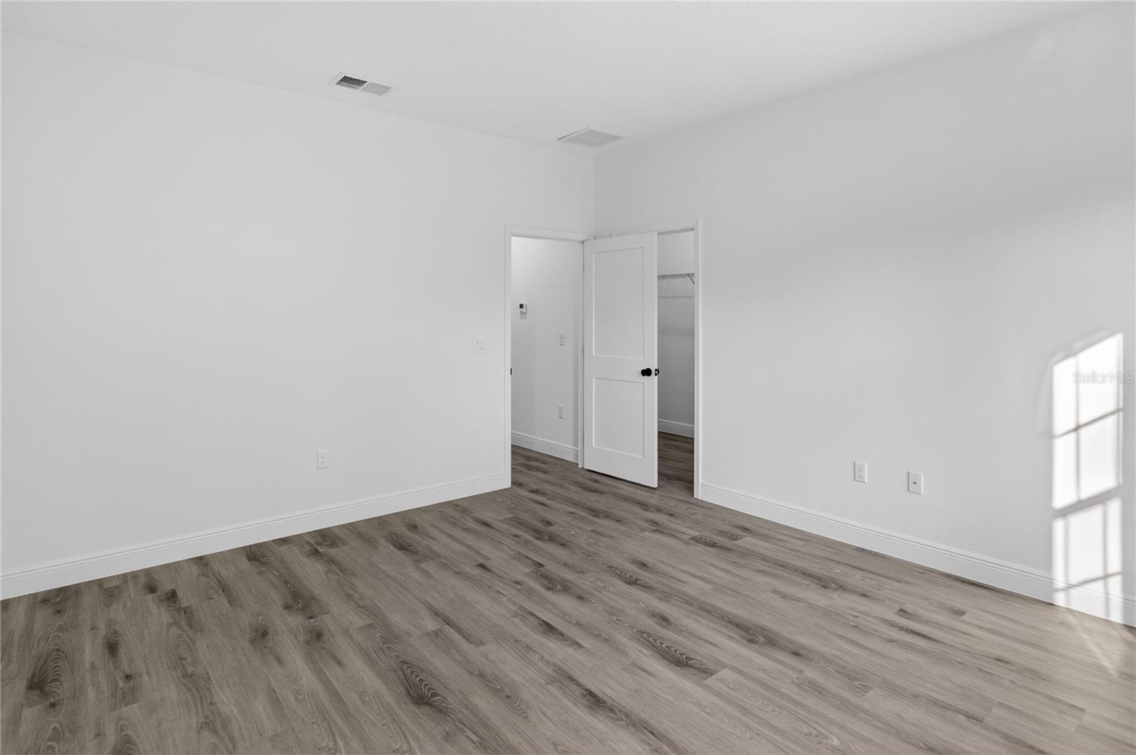 Listing photo id 17 for 3272 Fairbank Drive