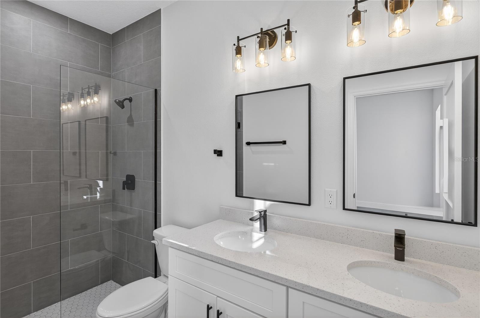 Listing photo id 19 for 3272 Fairbank Drive