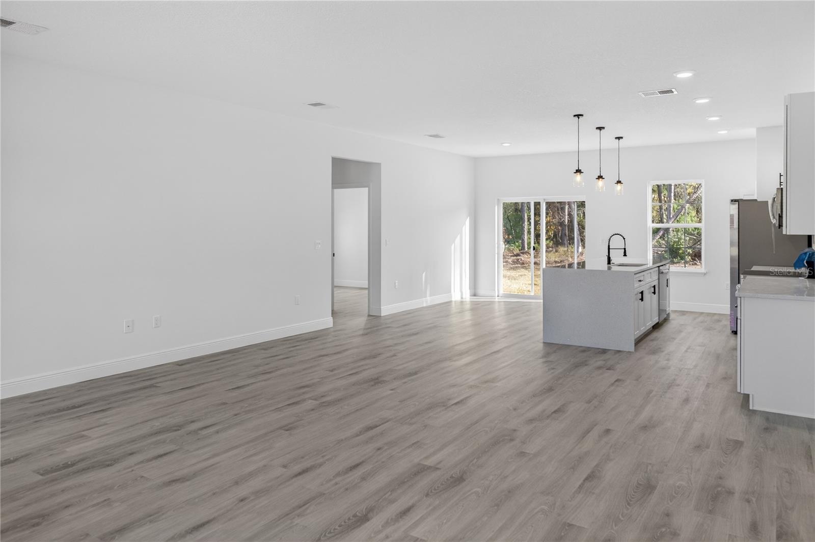 Listing photo id 3 for 3272 Fairbank Drive