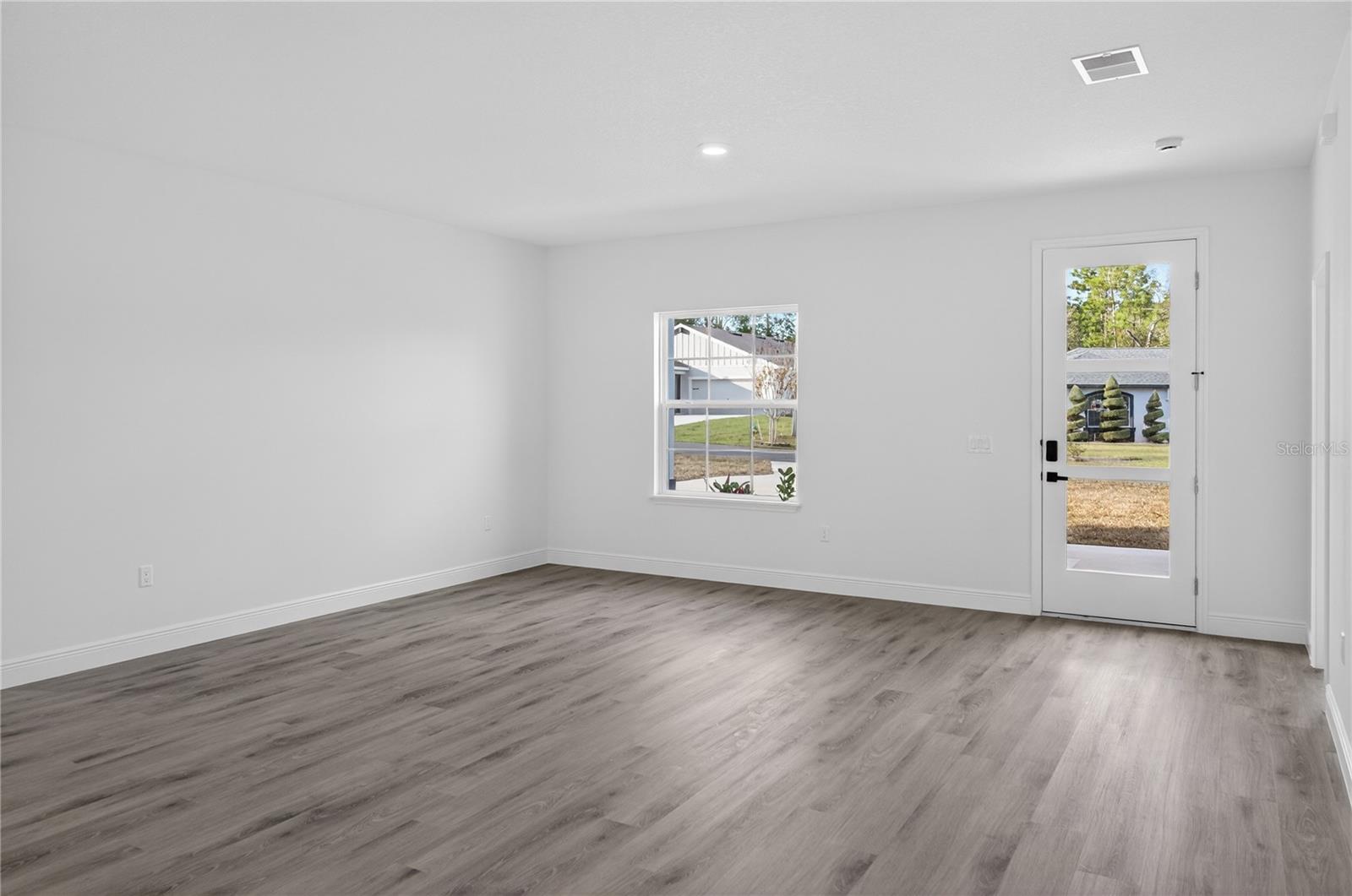 Listing photo id 4 for 3272 Fairbank Drive