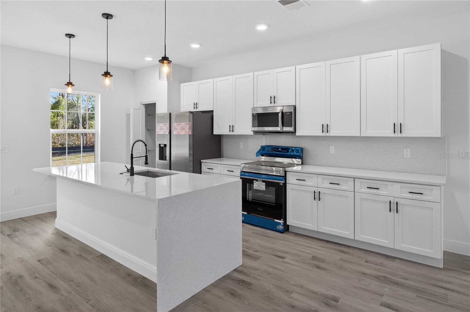 Listing photo id 5 for 3272 Fairbank Drive