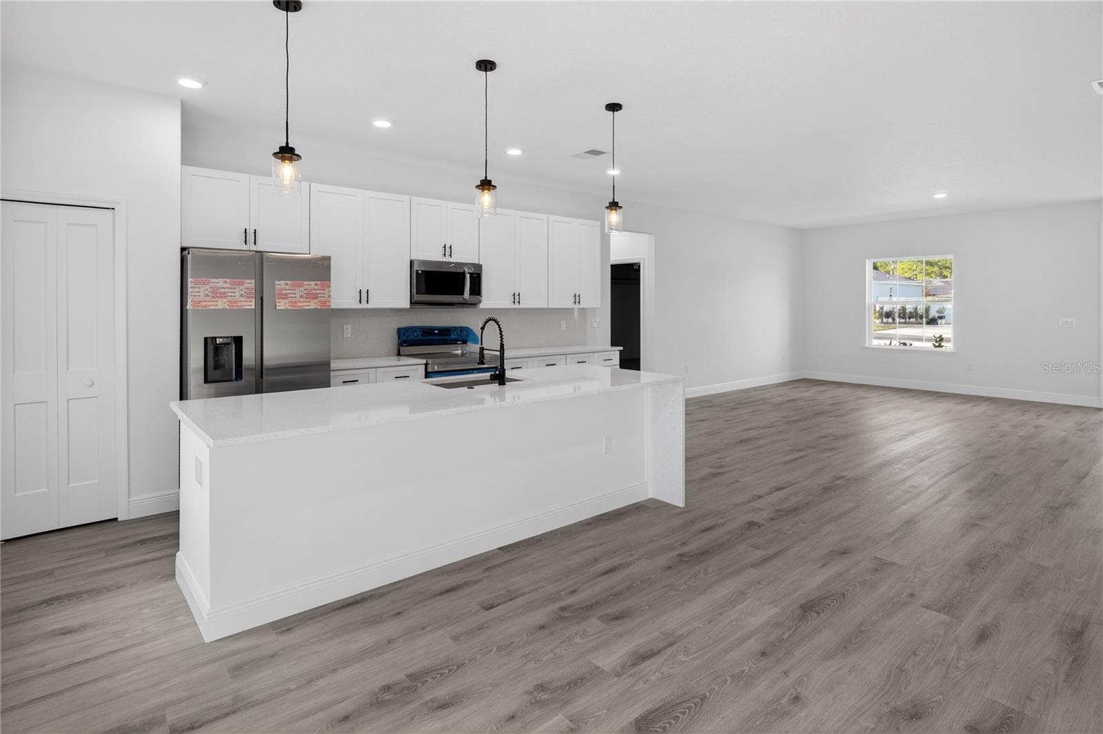 Listing photo id 7 for 3272 Fairbank Drive