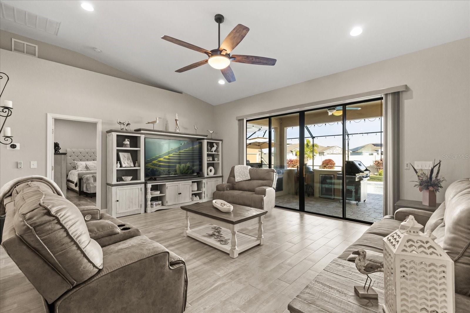 Image 5 of 20 For 303 Lake Mariana Place