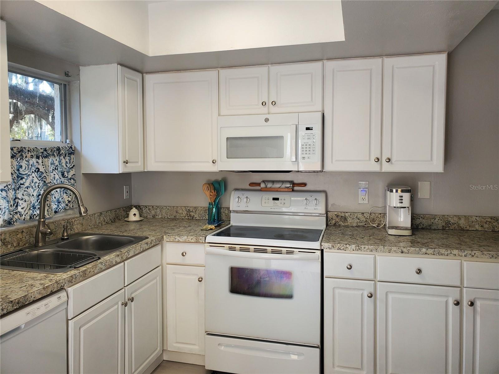 Image 16 of 36 For 107 Springwood Square