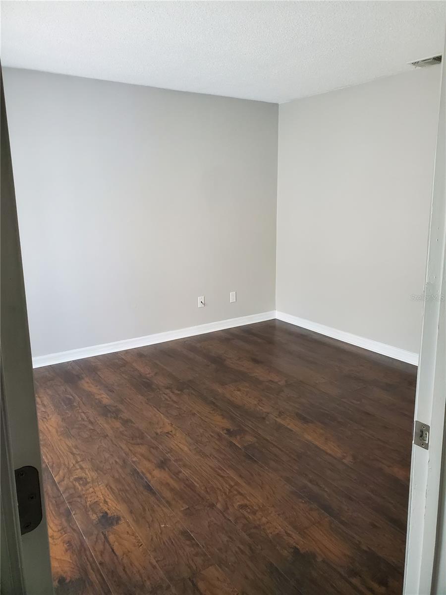 Image 22 of 36 For 107 Springwood Square