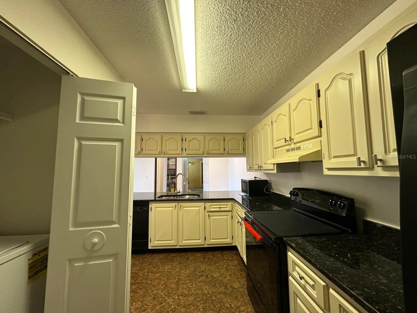 Image 21 of 43 For 602 Kenwick Circle 205