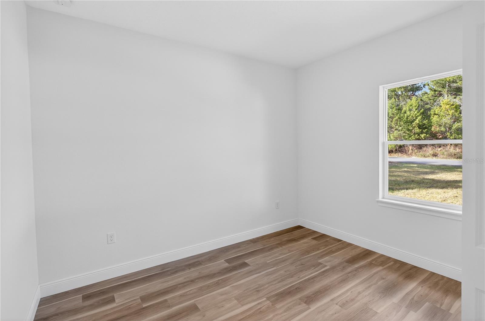 Listing photo id 1 for 3288 Fairbank Drive