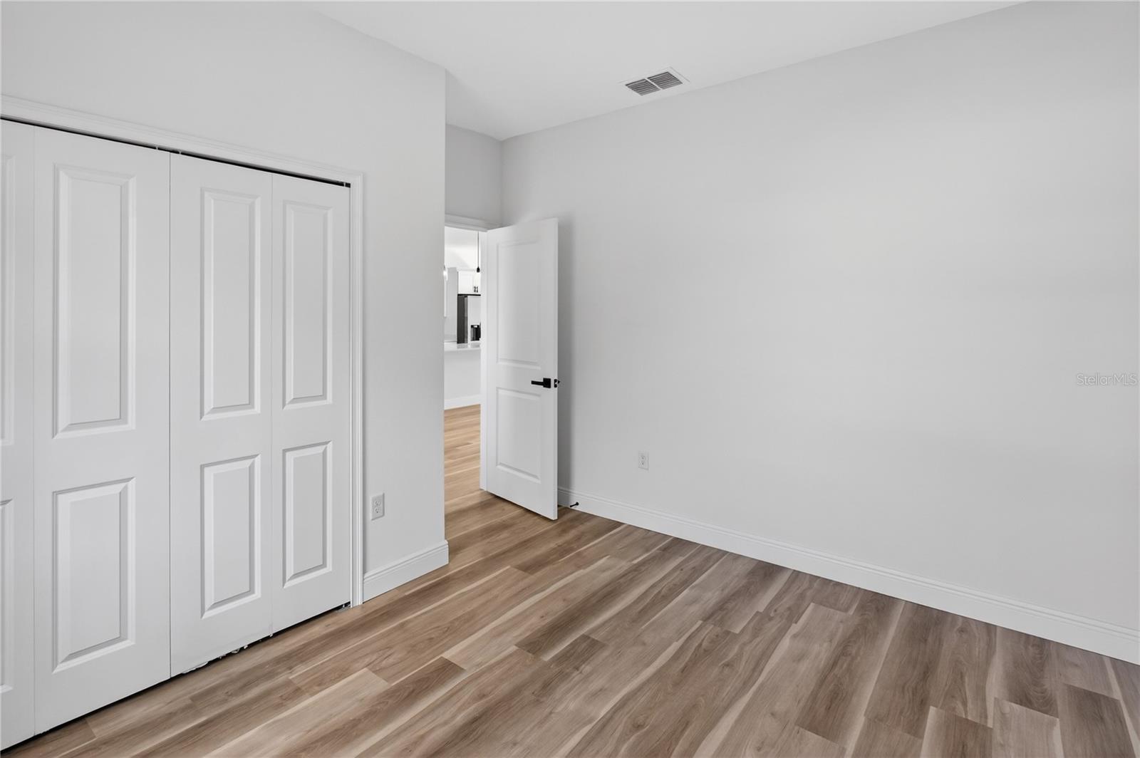 Listing photo id 2 for 3288 Fairbank Drive