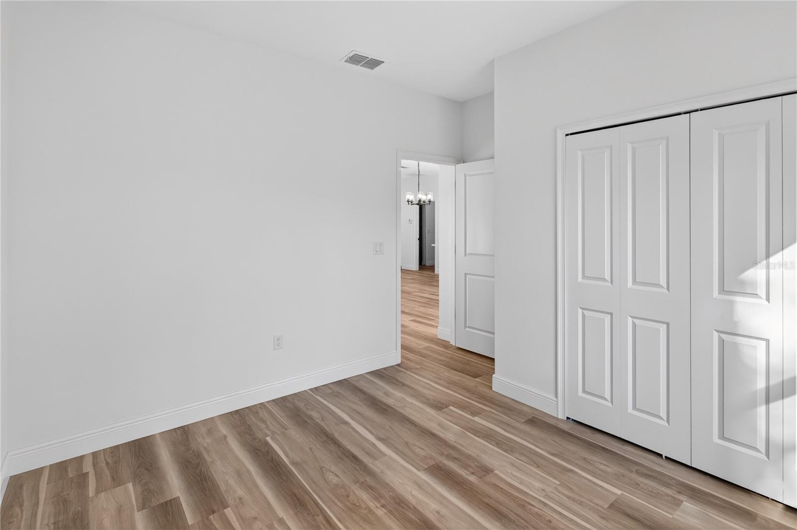 Listing photo id 6 for 3288 Fairbank Drive