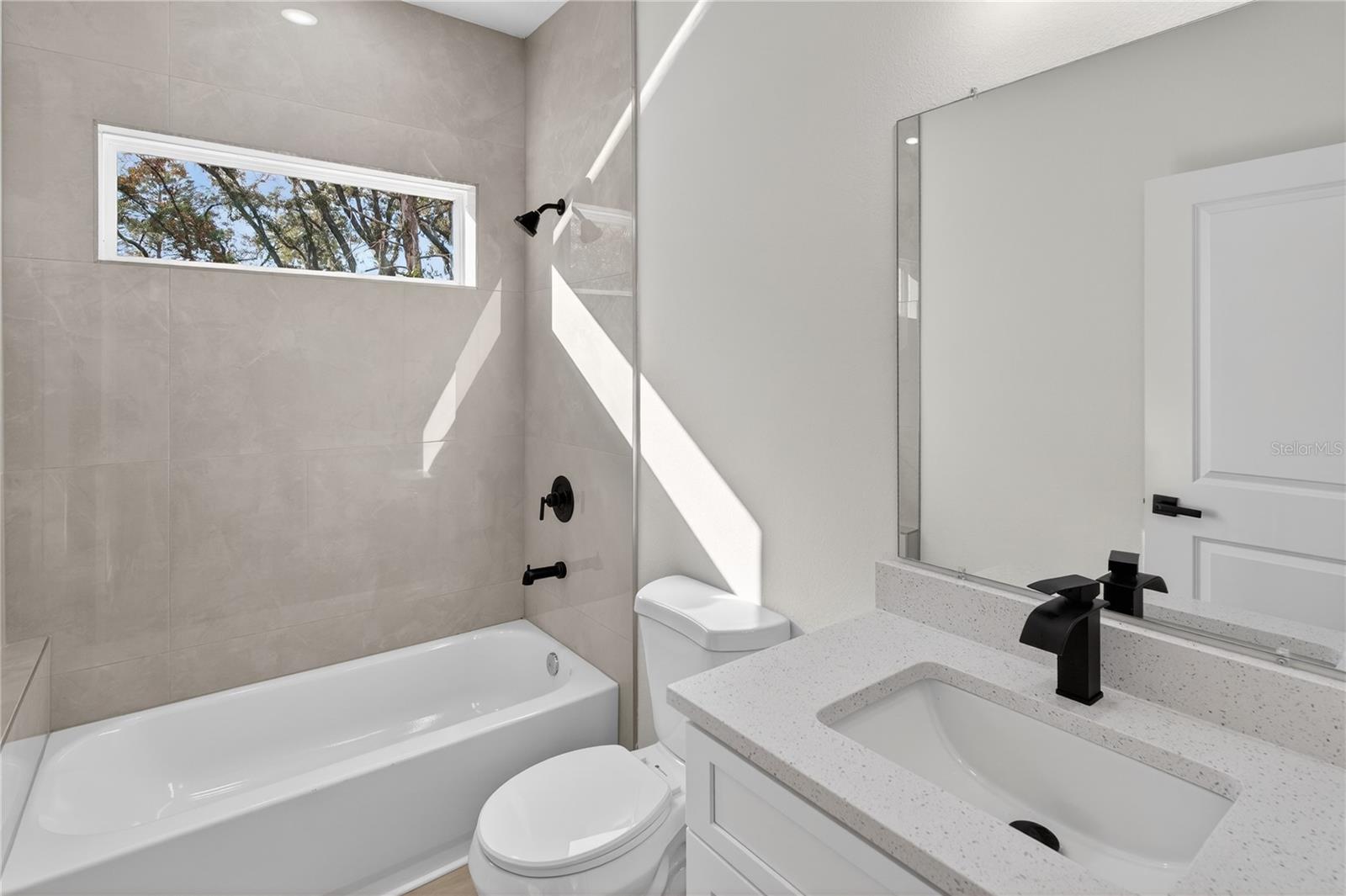 Listing photo id 7 for 3288 Fairbank Drive