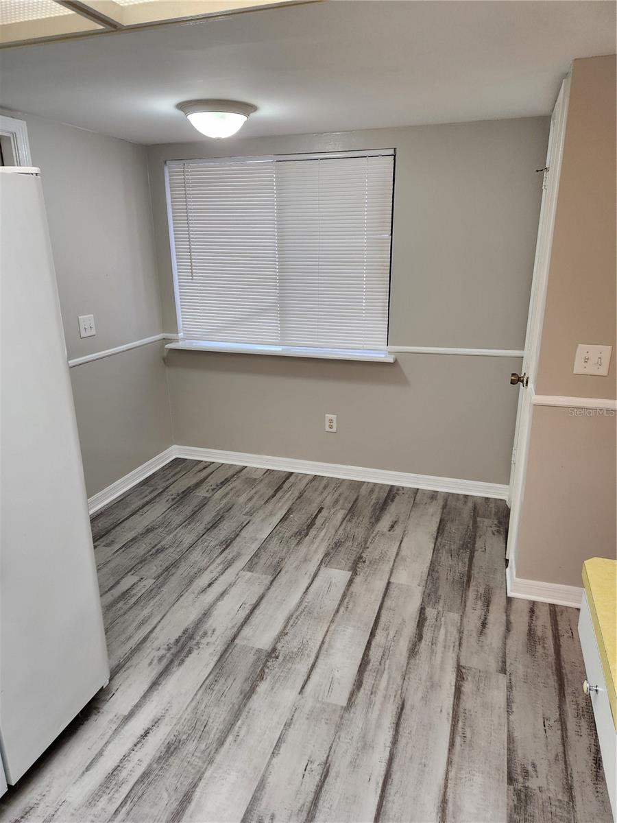 Image 10 of 22 For 906 Robinhood Court