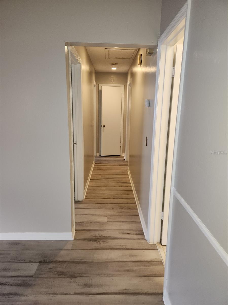 Image 11 of 22 For 906 Robinhood Court