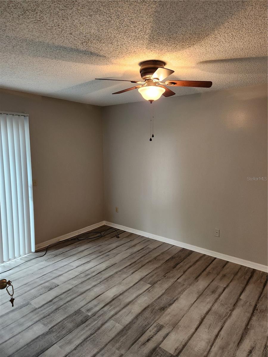 Image 12 of 22 For 906 Robinhood Court