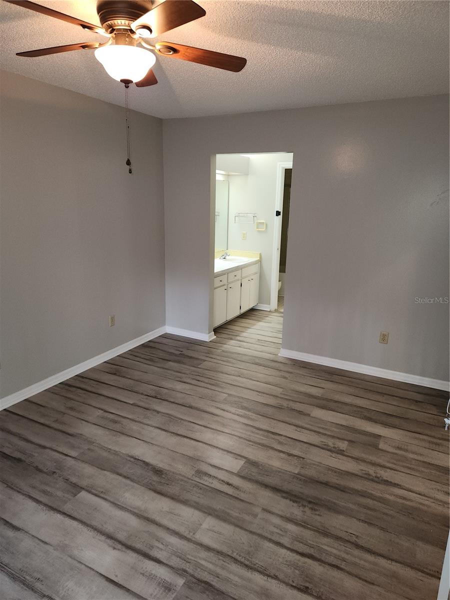 Image 13 of 22 For 906 Robinhood Court