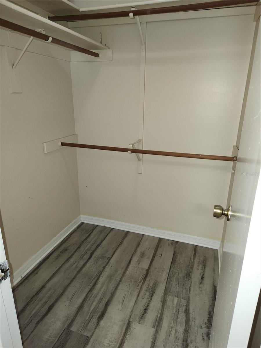 Image 15 of 22 For 906 Robinhood Court