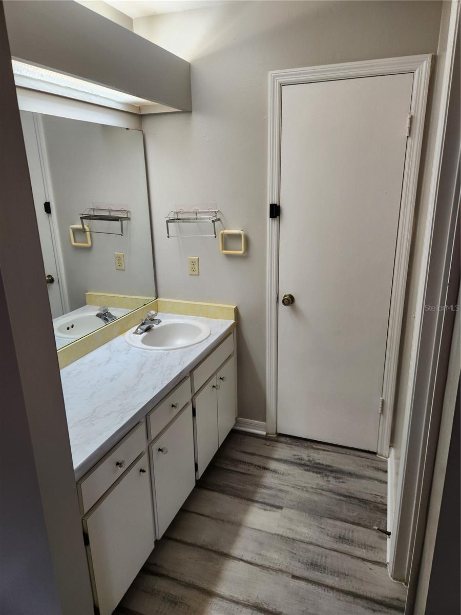 Image 16 of 22 For 906 Robinhood Court