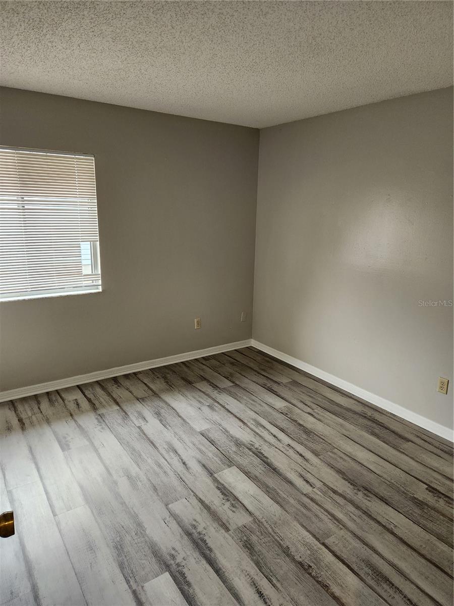 Image 17 of 22 For 906 Robinhood Court