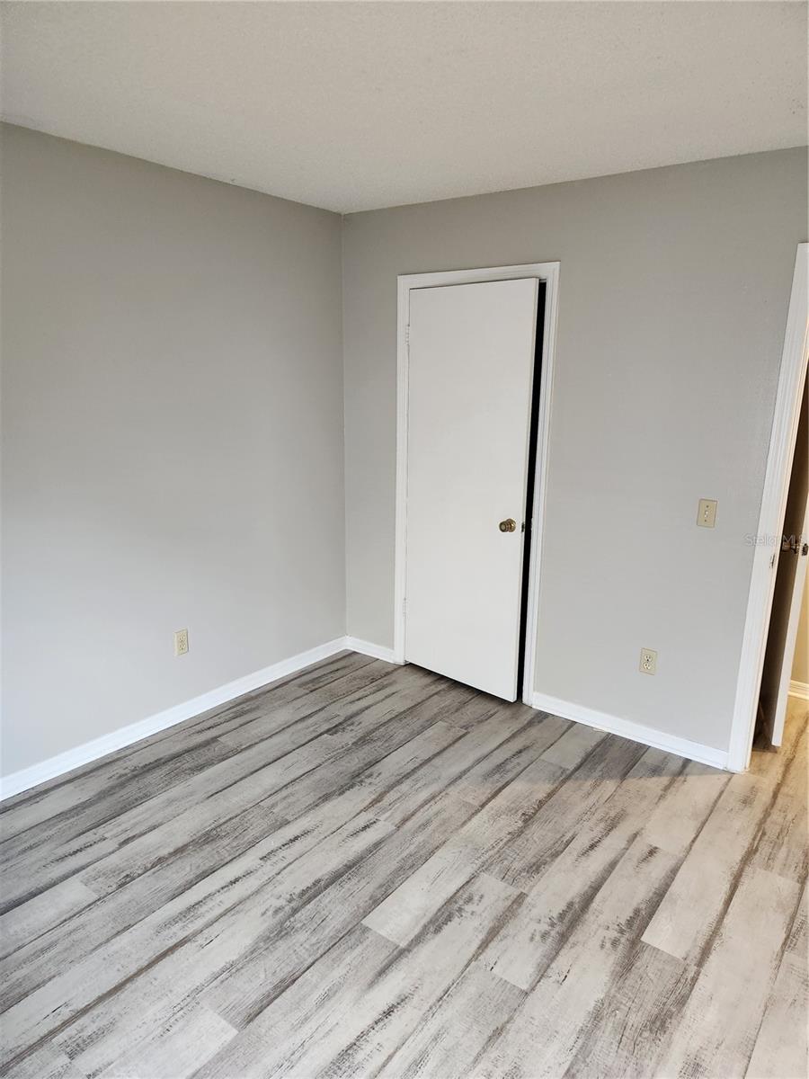 Image 18 of 22 For 906 Robinhood Court