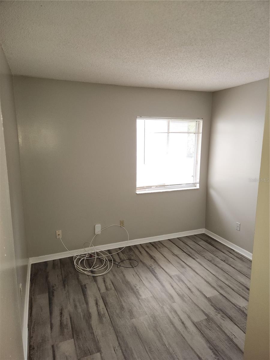 Image 19 of 22 For 906 Robinhood Court