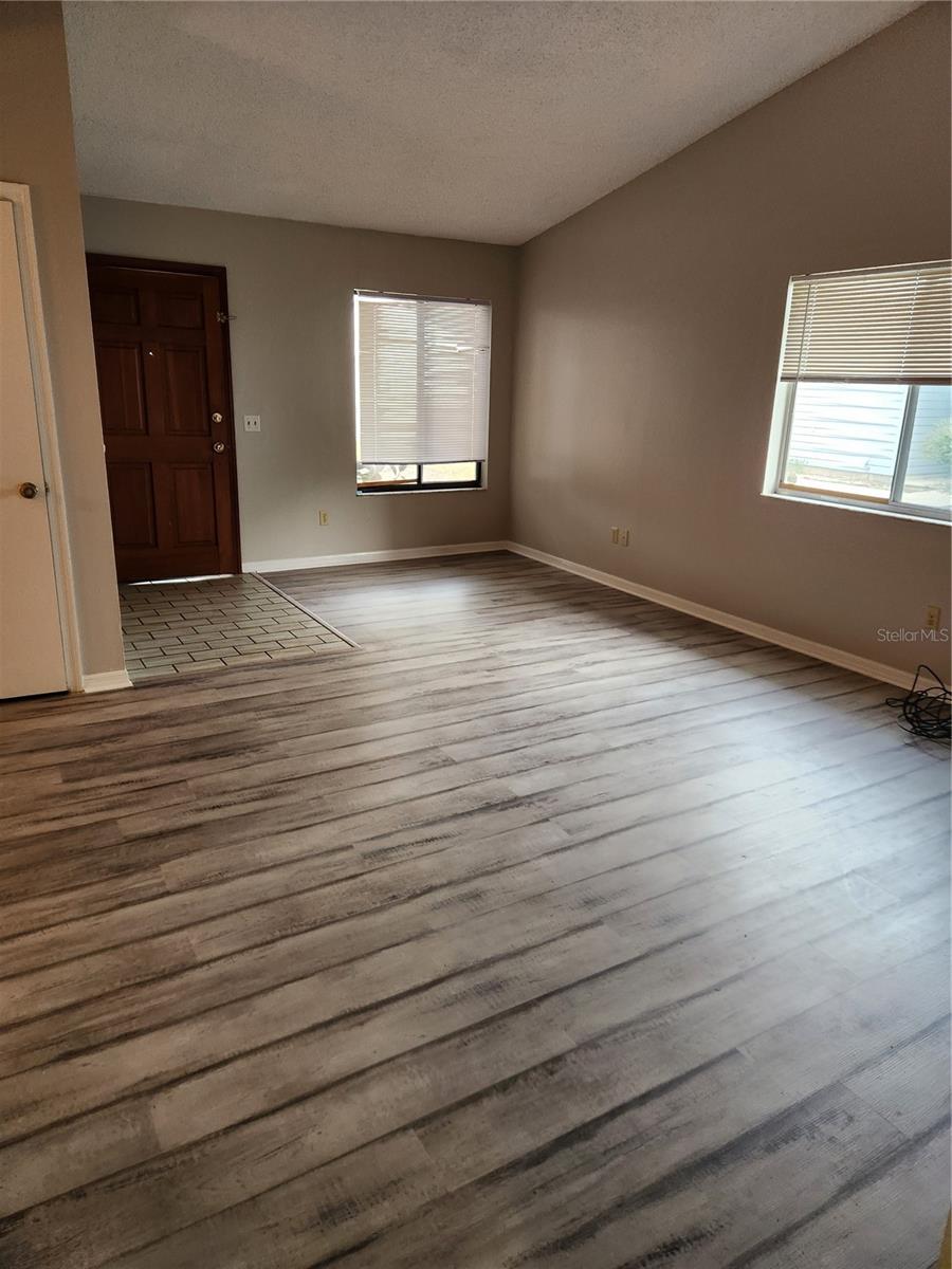 Image 5 of 22 For 906 Robinhood Court