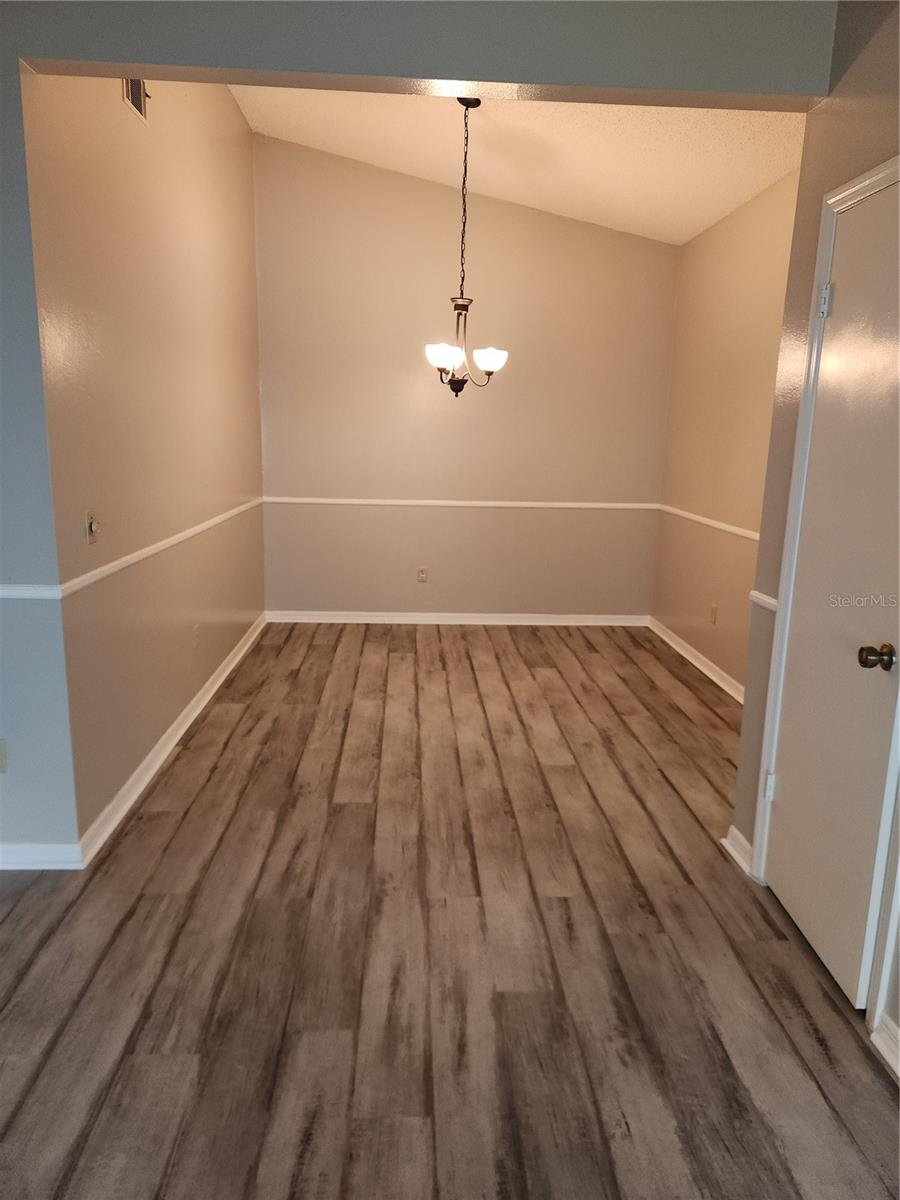 Image 6 of 22 For 906 Robinhood Court