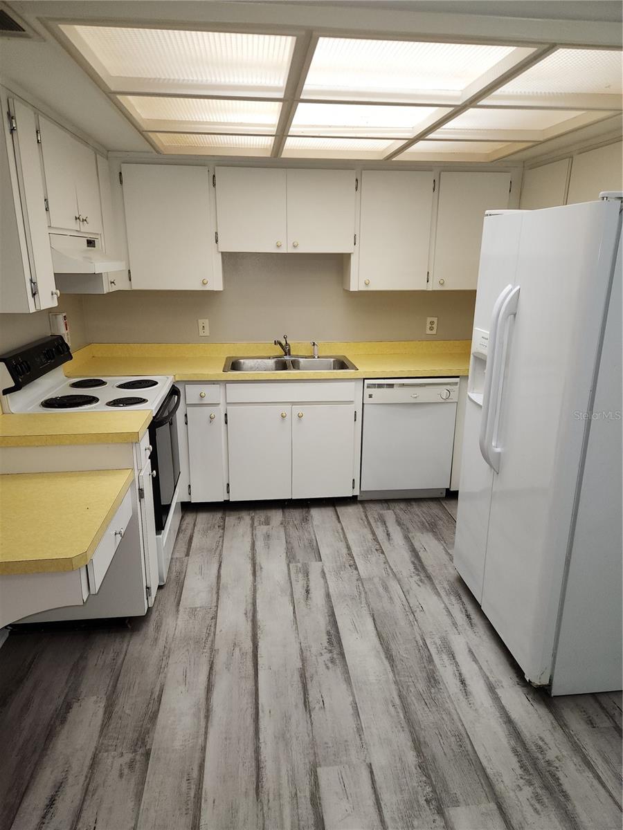 Image 8 of 22 For 906 Robinhood Court