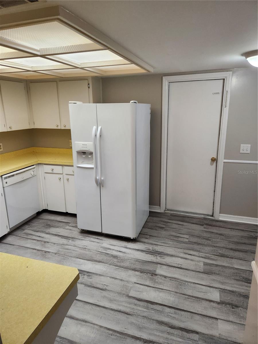 Image 9 of 22 For 906 Robinhood Court