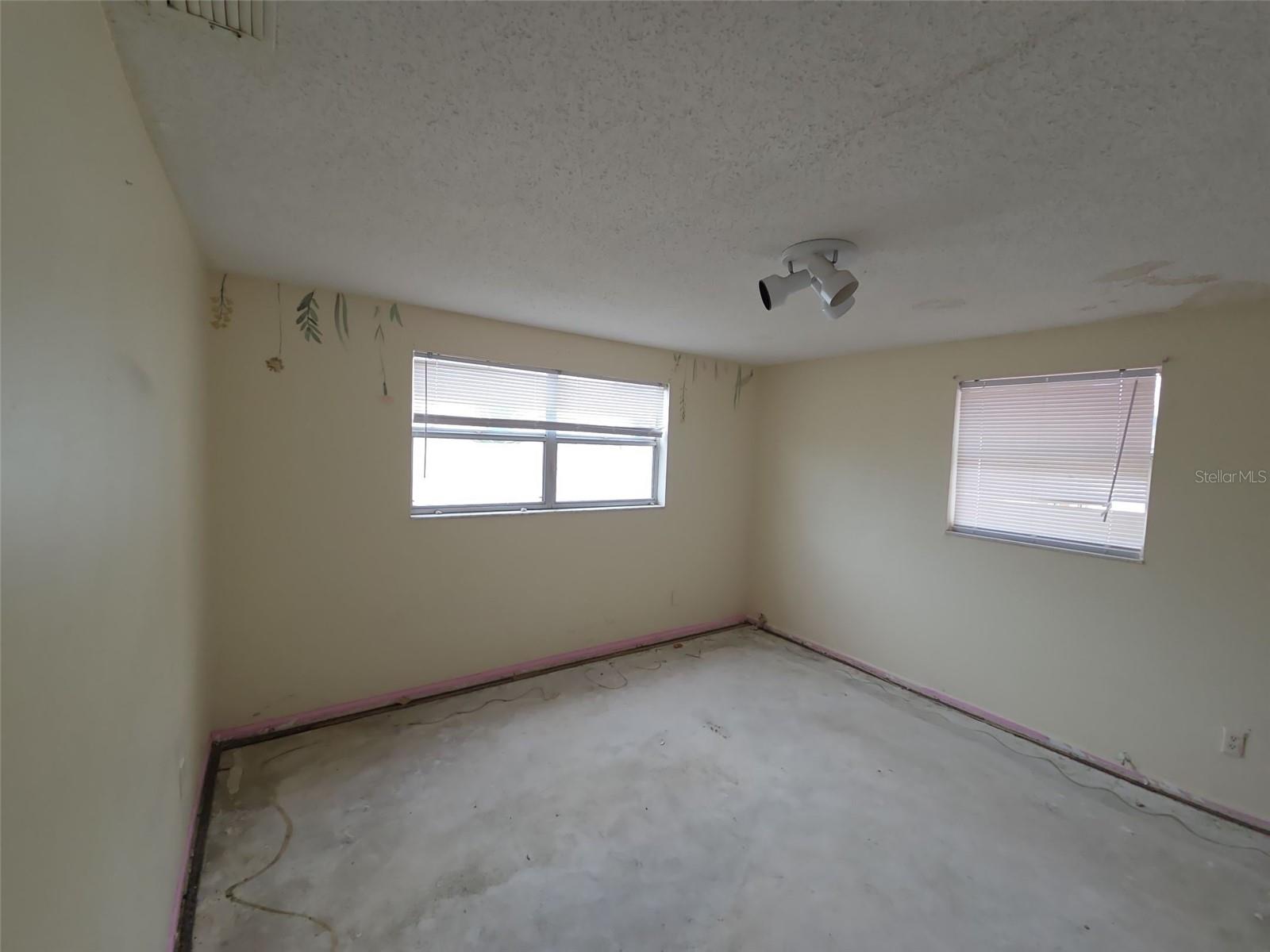 Listing photo id 13 for 7441 1st Street N