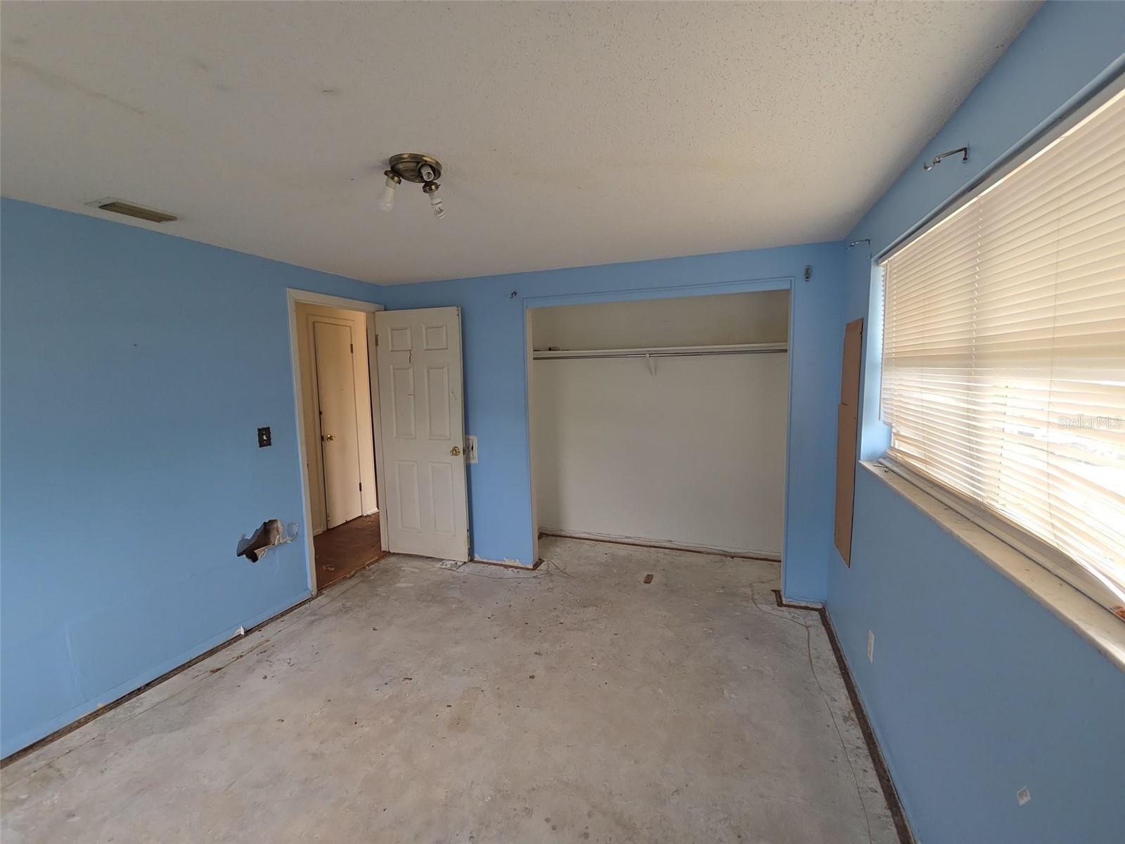 Listing photo id 18 for 7441 1st Street N