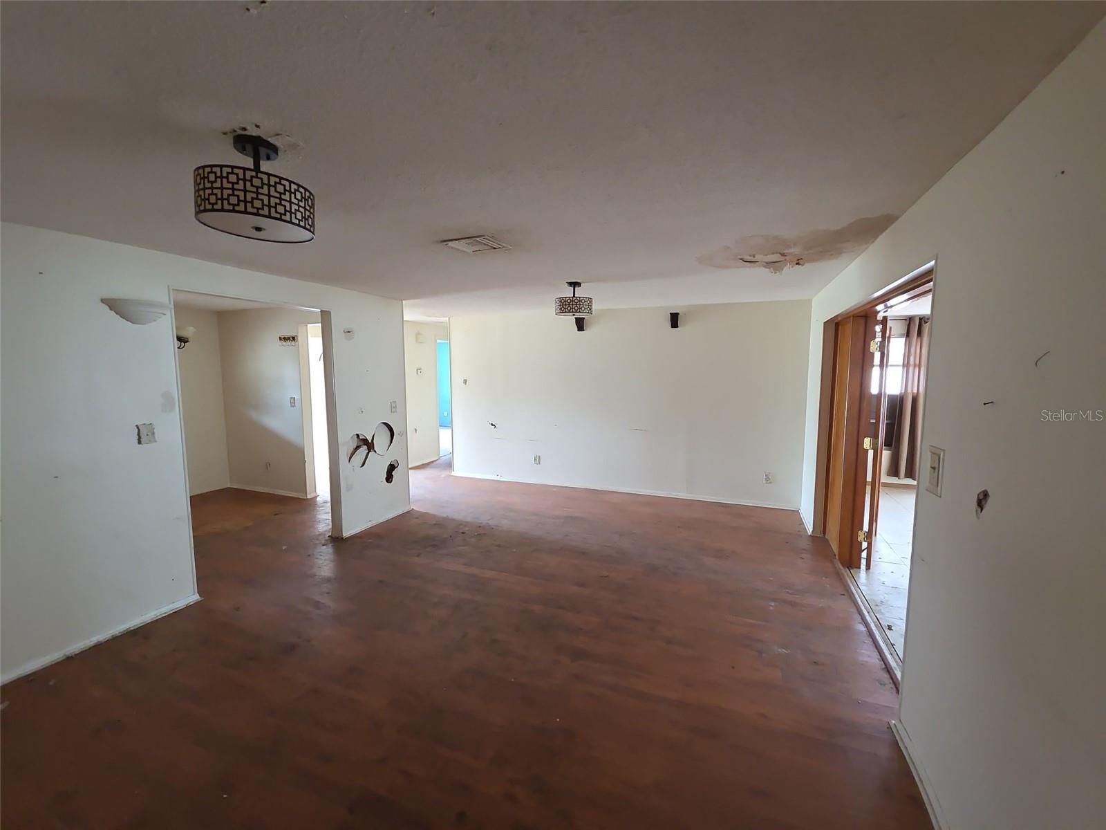 Listing photo id 1 for 7441 1st Street N