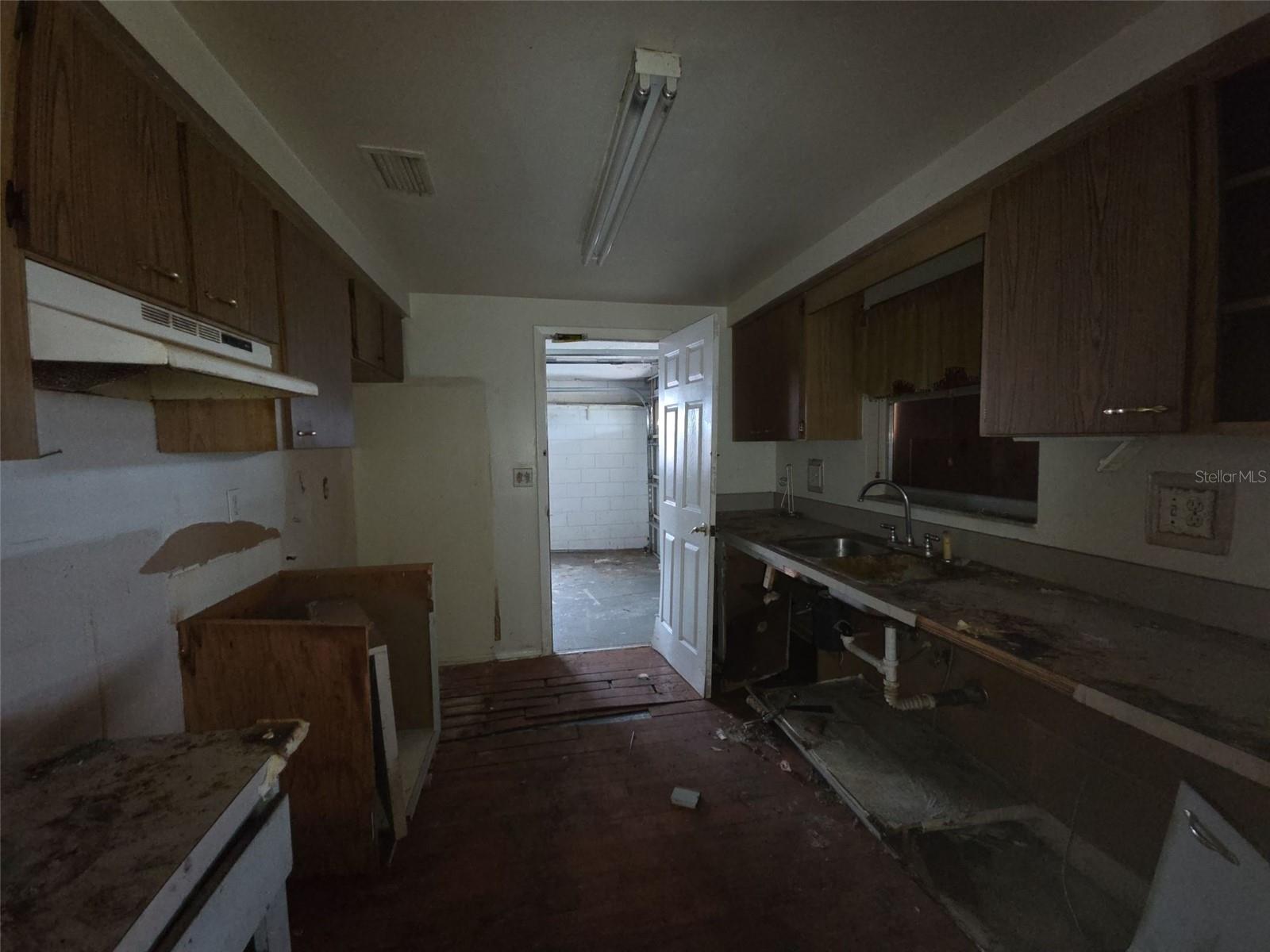 Listing photo id 2 for 7441 1st Street N