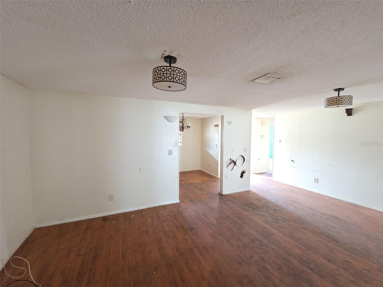 Listing photo id 3 for 7441 1st Street N