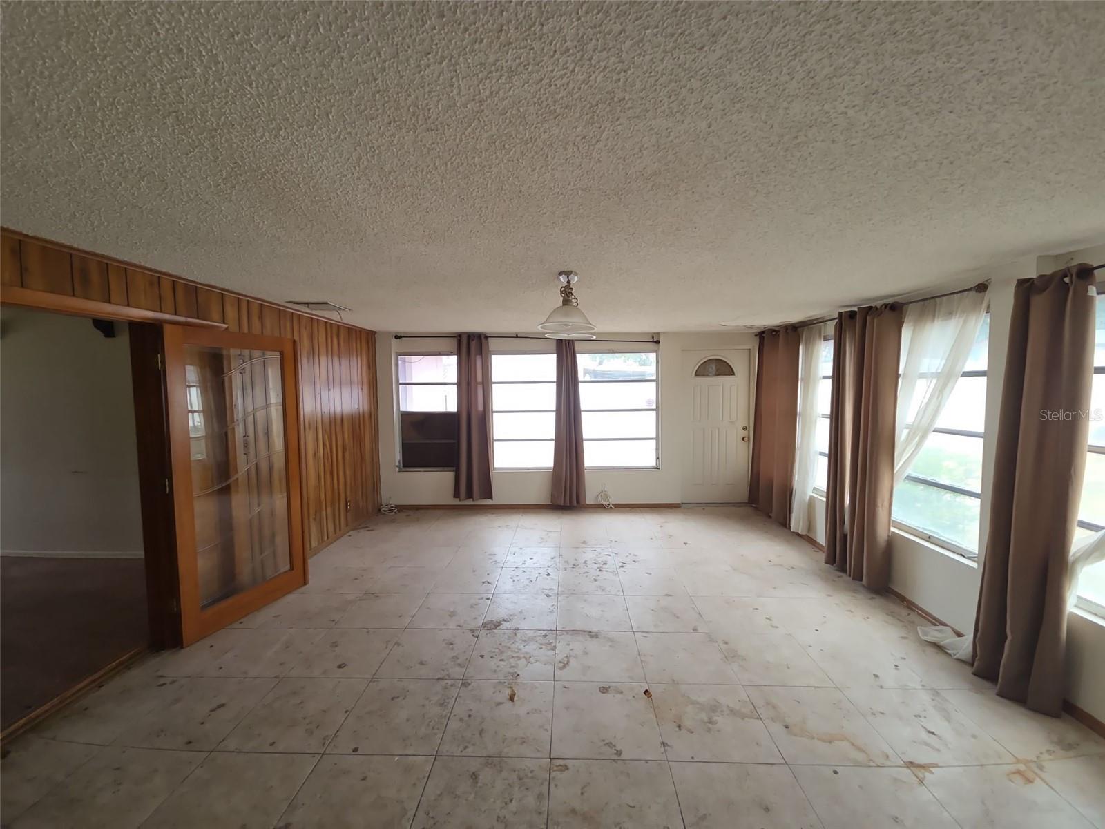 Listing photo id 4 for 7441 1st Street N