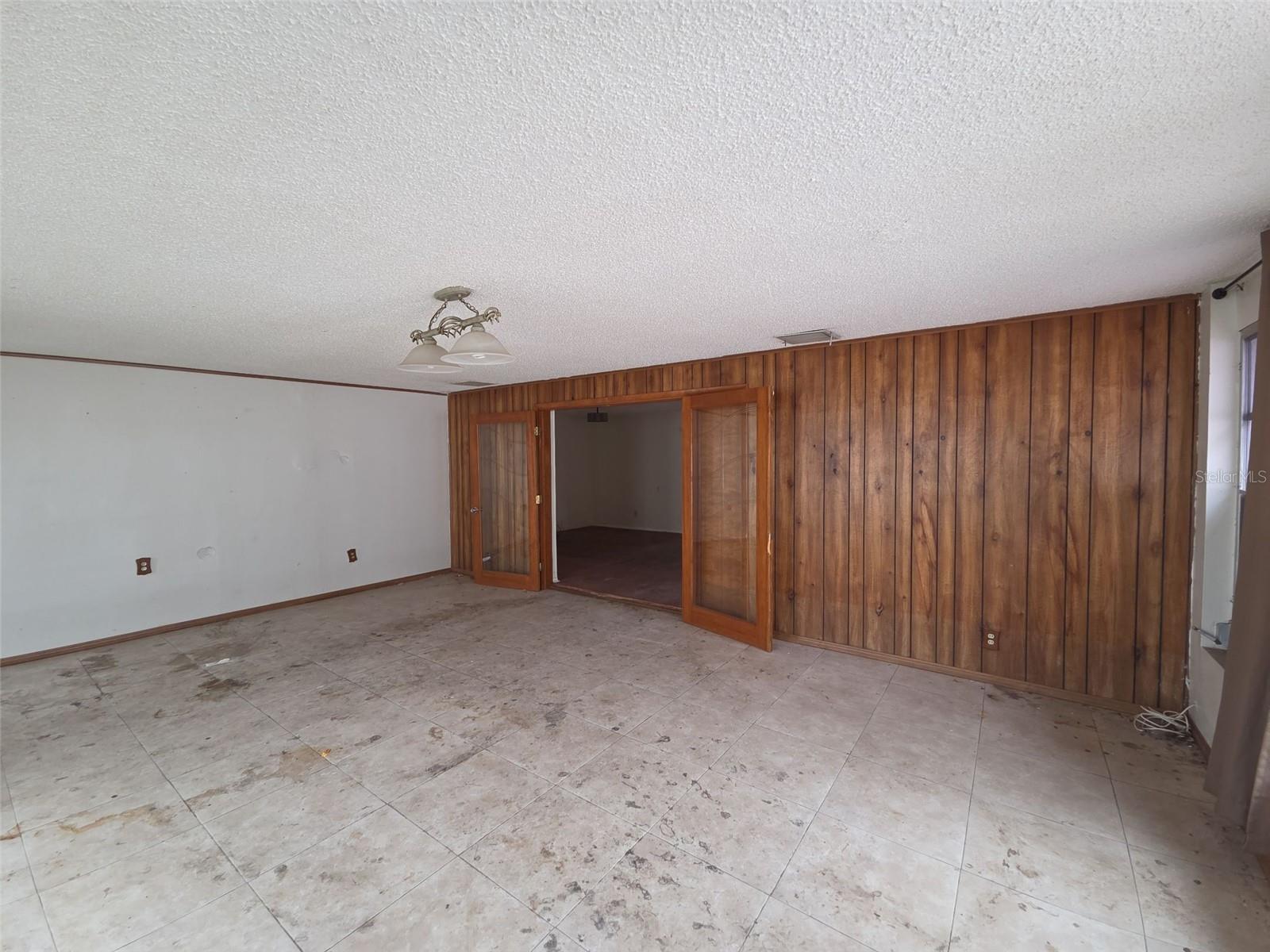 Listing photo id 6 for 7441 1st Street N