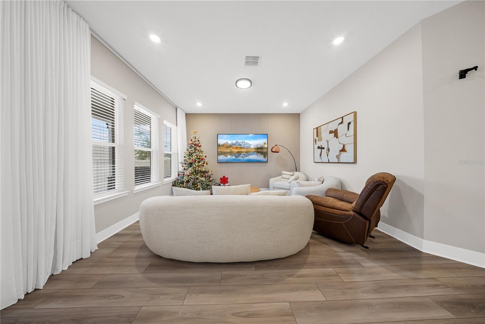 Image 25 of 72 For 16025 Silver Brook Way