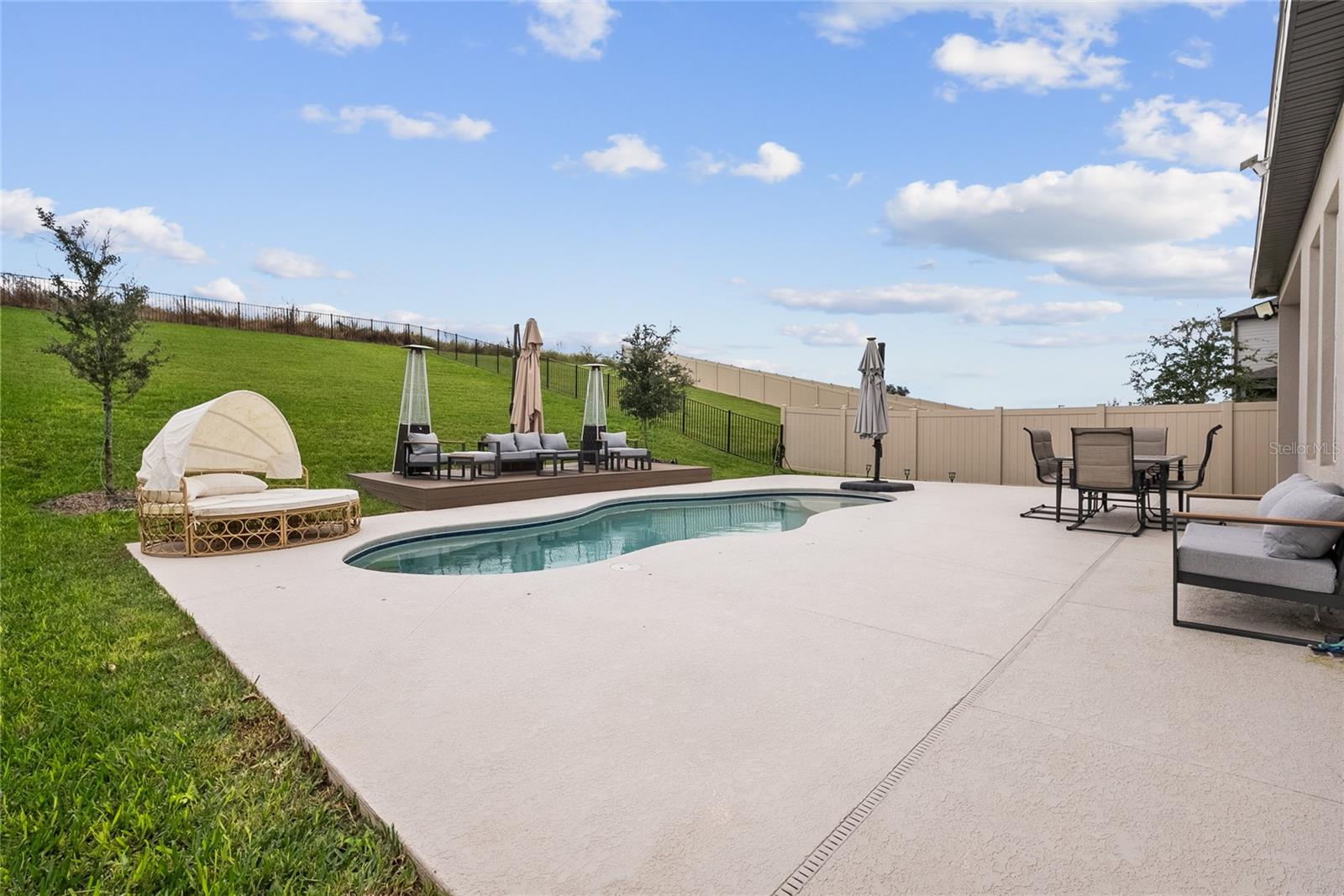 Image 42 of 72 For 16025 Silver Brook Way