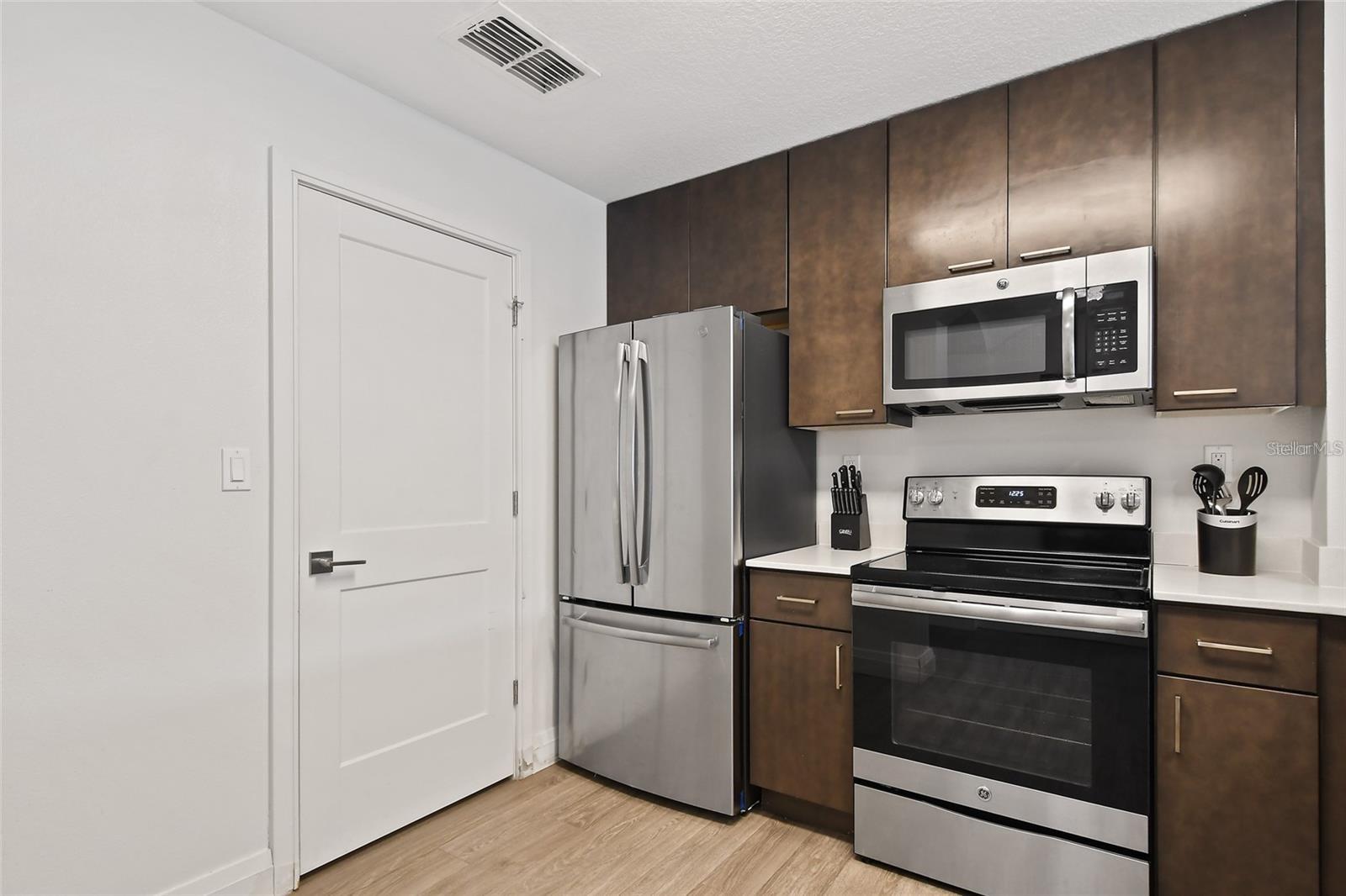 Image 7 of 36 For 14501 Grove Resort Avenue 2527