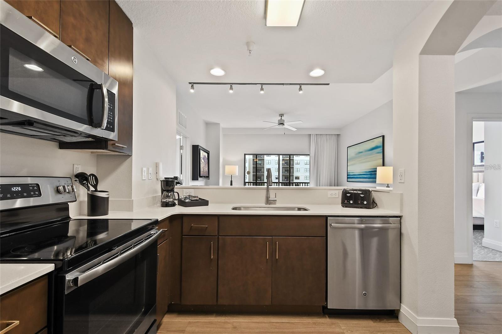 Image 9 of 36 For 14501 Grove Resort Avenue 2527