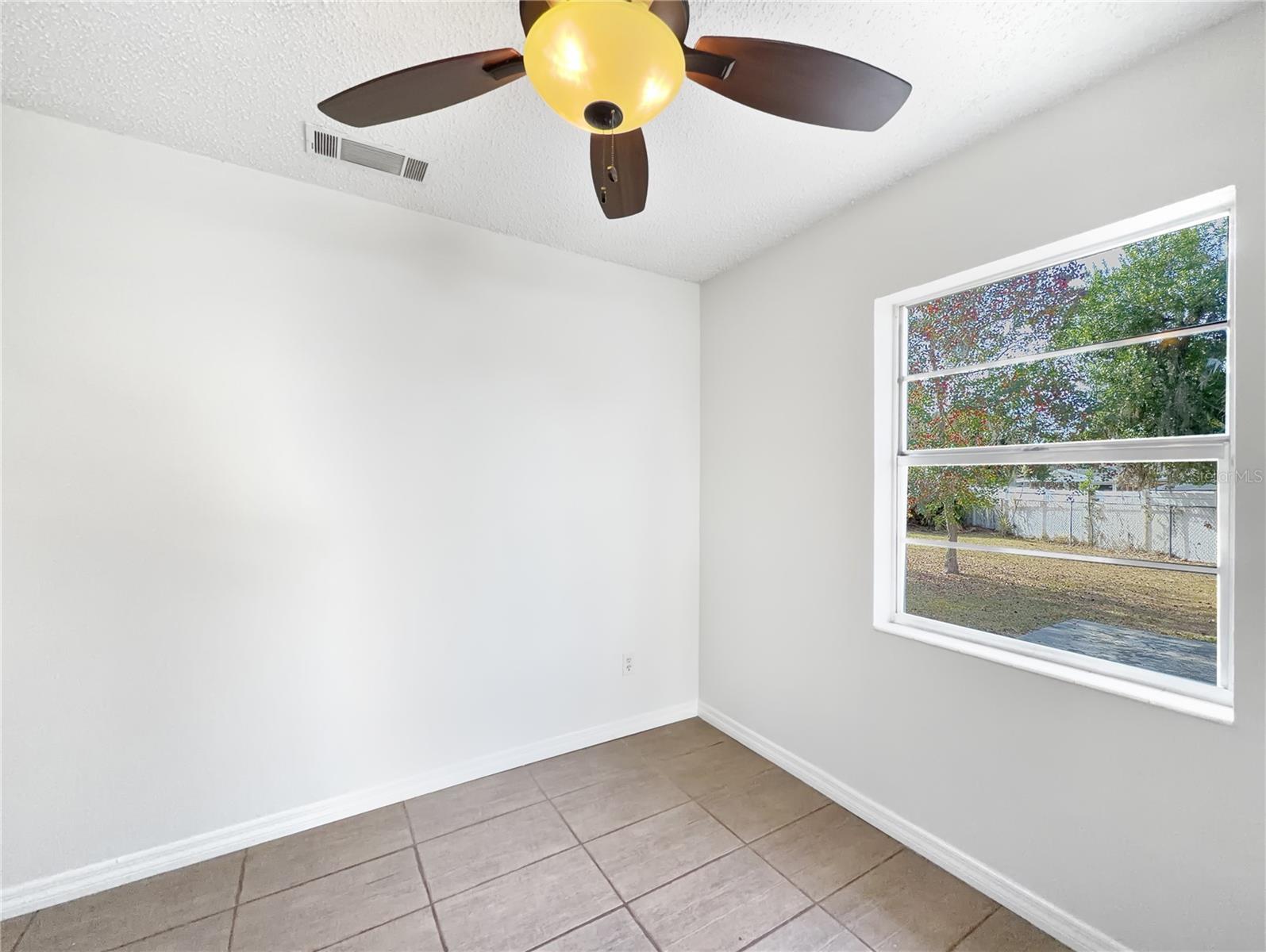 Listing photo id 13 for 510 Oakside Drive