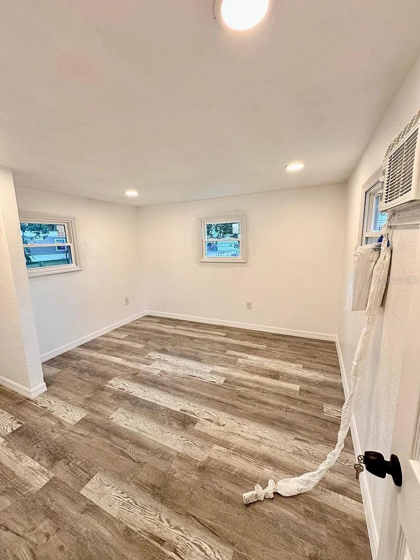 Image 18 of 21 For 1954 Boat Club Road