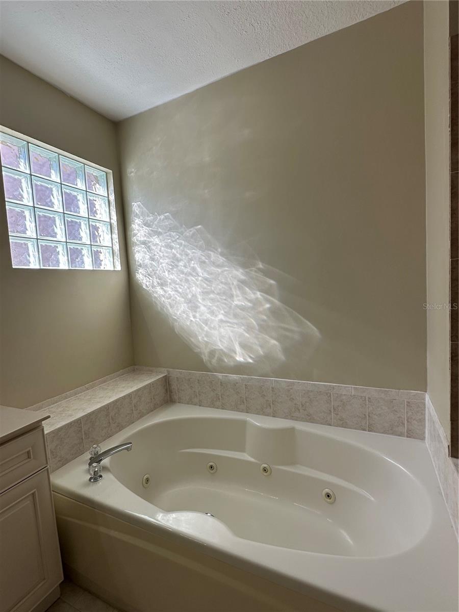 Image 18 of 27 For 10566 Galleria Street