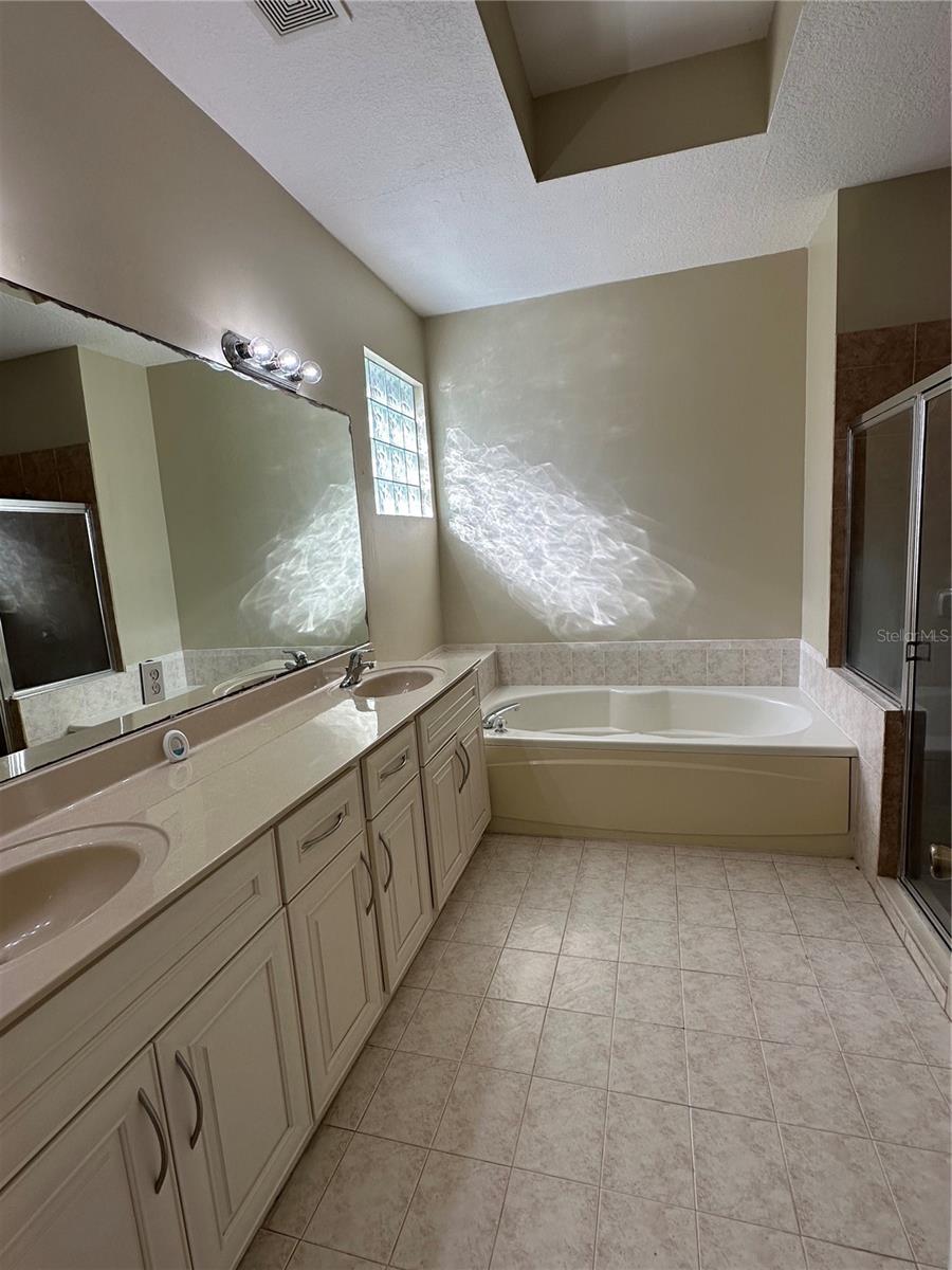 Image 20 of 27 For 10566 Galleria Street