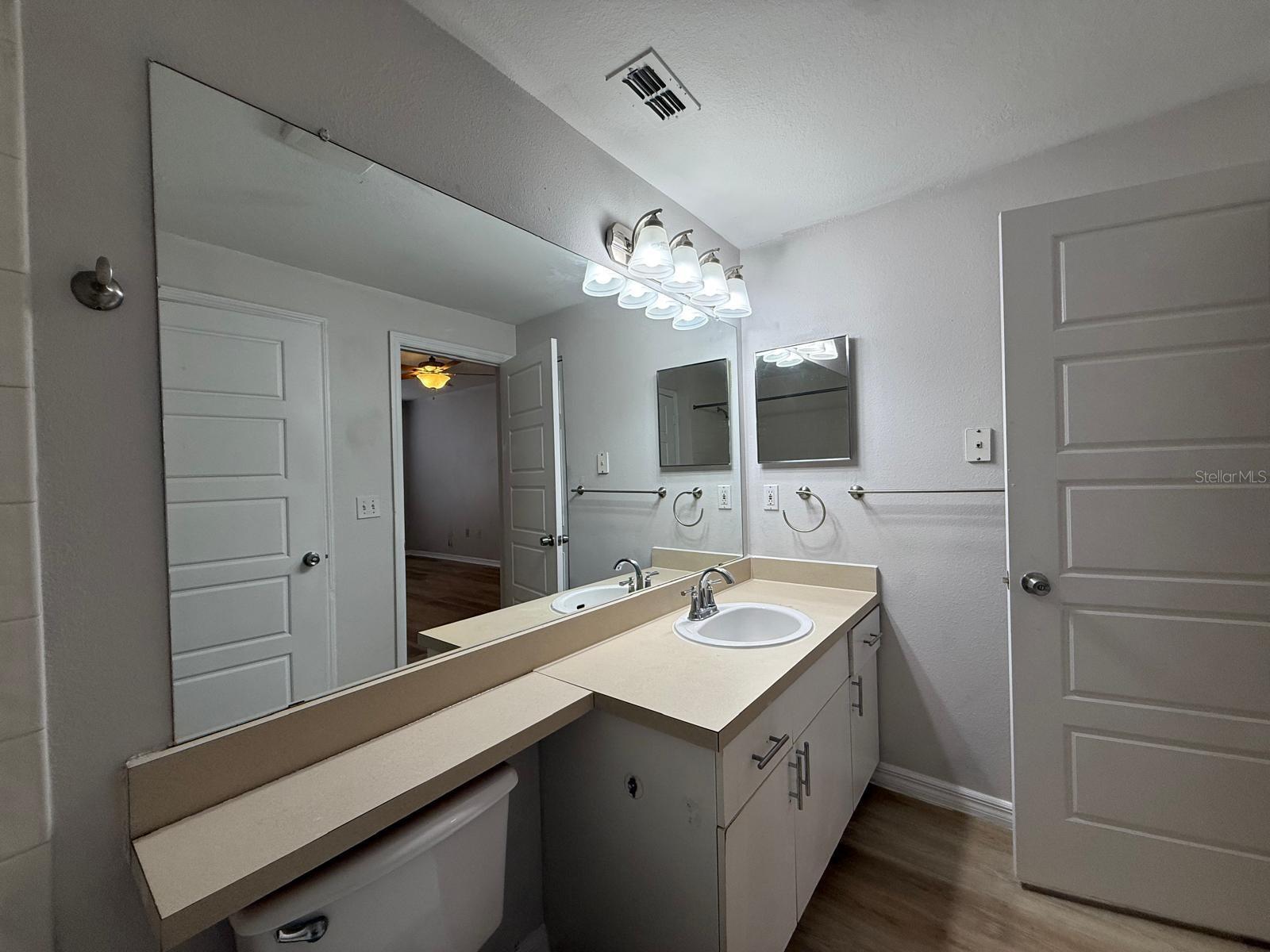 Image 21 of 43 For 5506 Metrowest Boulevard 211