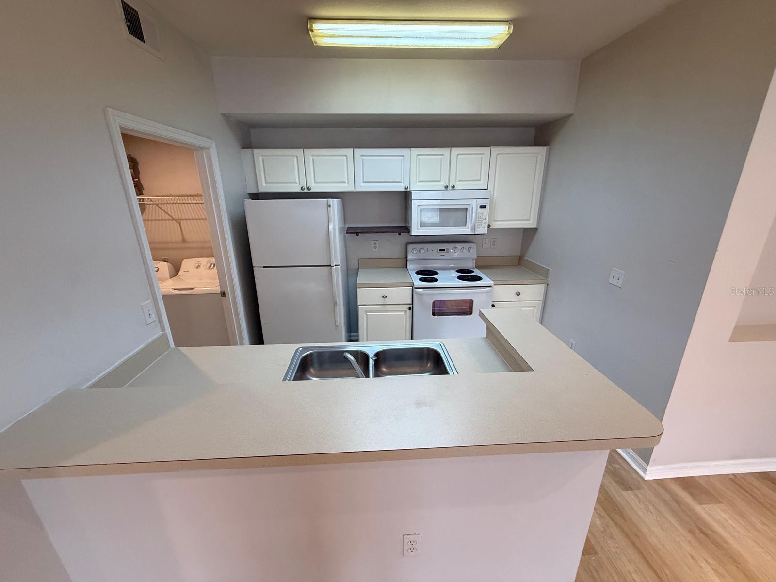 Image 5 of 43 For 5506 Metrowest Boulevard 211