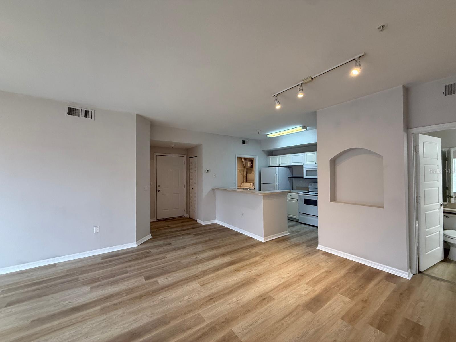 Image 7 of 43 For 5506 Metrowest Boulevard 211