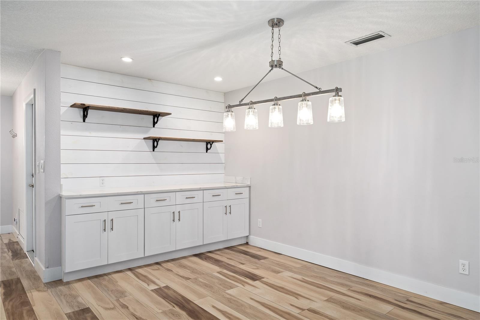 Image 10 of 35 For 824 Garrett Court