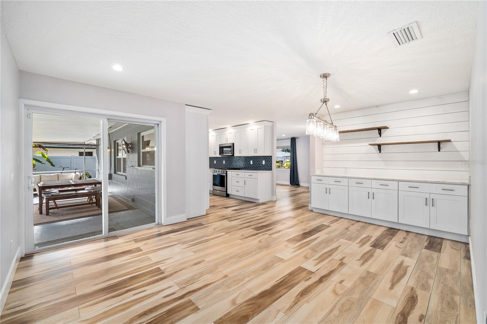 Image 11 of 35 For 824 Garrett Court