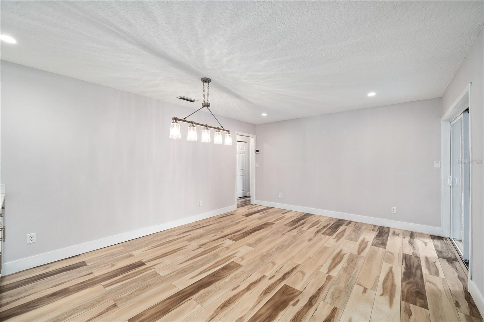 Image 12 of 35 For 824 Garrett Court